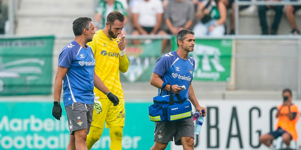 Pau López, baja en el entrenamiento tras el golpe recibido en la cabeza