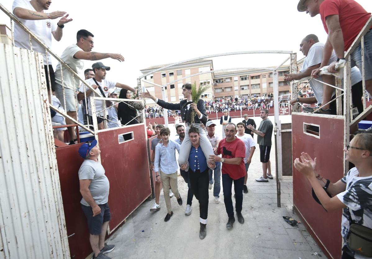 Jesús Montiel, alumno de la Escuela Taurina de Murcia, corta un rabo y se lleva la tarde en la primera novillada de la feria de Blanca