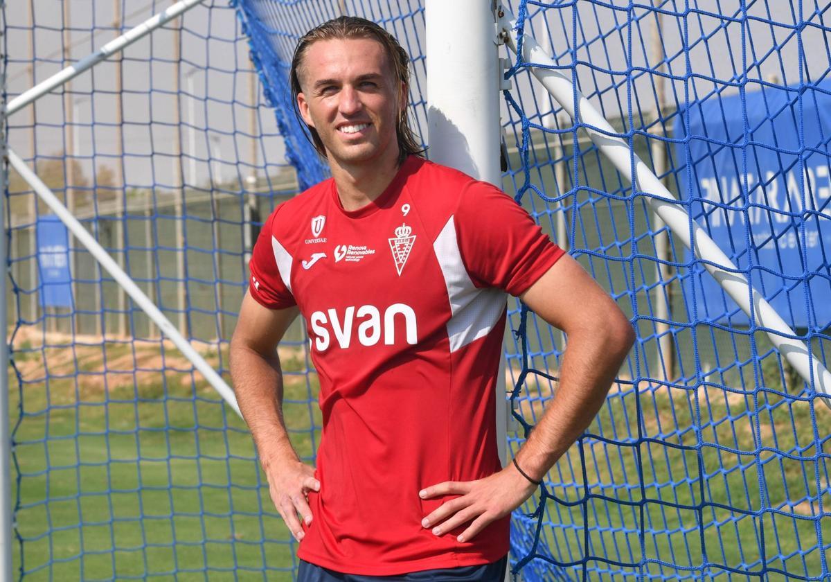 Pedro Benito: «Siento que es mi año, quiero darlo todo y ayudar al Murcia a subir»