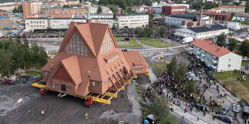 Suecia mueve una iglesia de 672 toneladas para salvarla de una mina de hierro