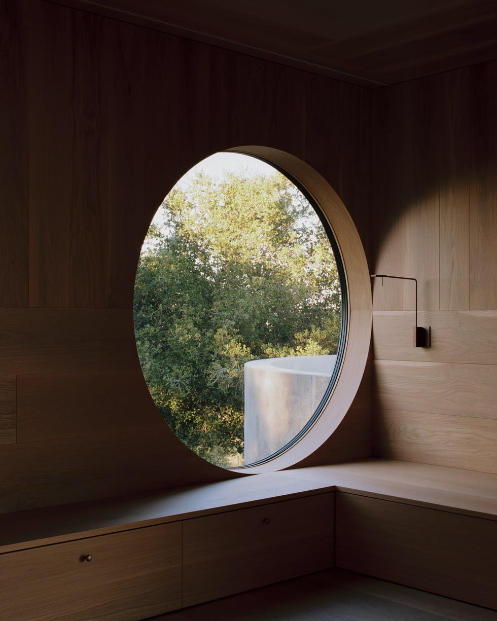 casa estilo espanol ahora planta en superficie, otra inferior enterrada en la montana, bano subterraneo y funciona como un instrumento