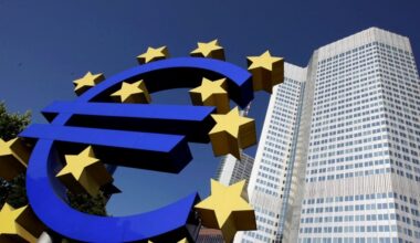 El euríbor sube por primera vez en siete meses y abarata la hipoteca media en 1.039 euros al año