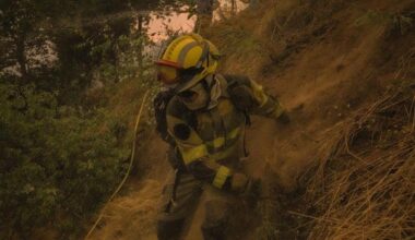 Los bomberos encuentran restos óseos junto a un coche mientras trabajaban en un incendio en Vilariño de Conso (Orense)