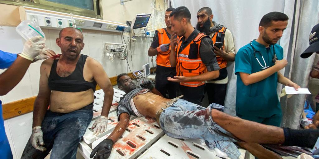 Un ataque israelí al hospital Nasser en Gaza deja al menos quince muertos, entre ellos cuatro periodistas