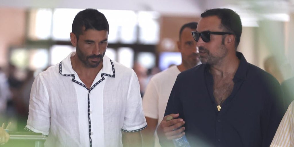 Primeras imágenes de Álex García, cabizbajo y «destrozado» en la despedida de Verónica Echegui