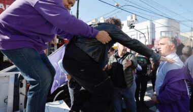 Milei, evacuado de un acto electoral tras el lanzamiento de objetos contra su caravana por parte de los opositores