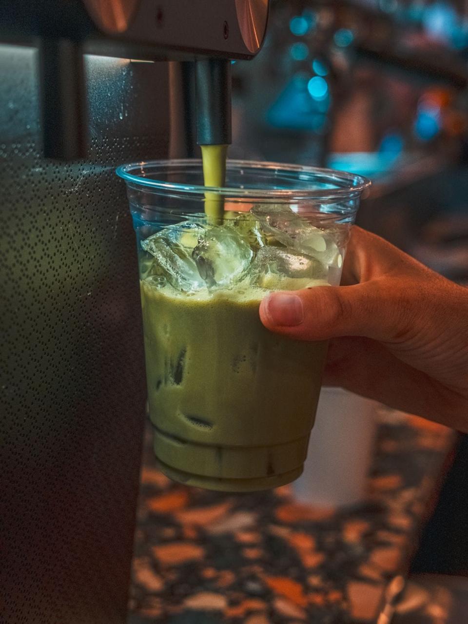 <span>El matcha está entre las bebidas que ofrece Flor. y que pueden ser disfrutadas en su planta baja o el segundo piso en donde hay sillones, mesas y está el bookstore. | FOTO: Cortesía / Mateo Cocito</span>