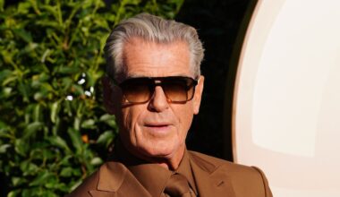 Pierce Brosnan posa orgulloso con su hijo Dylan, de 28 años y su nieta Isabella, de 26