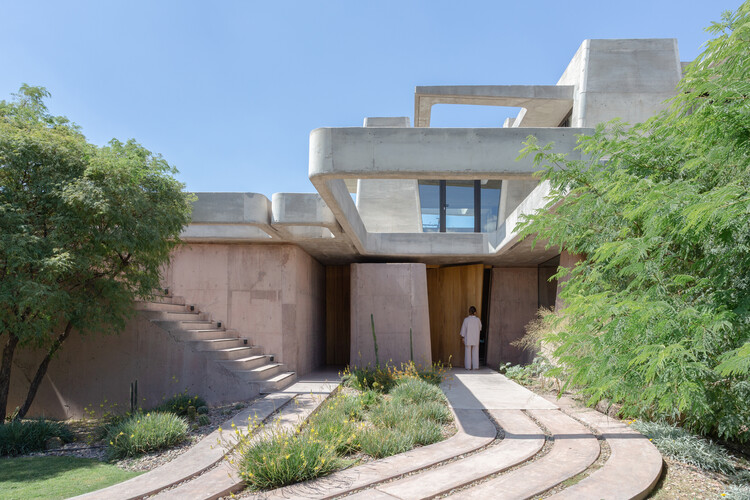 OF. Brutal Honesty Mountain House / OF. Studio - Fotografía exterior, Concreto, Pilares