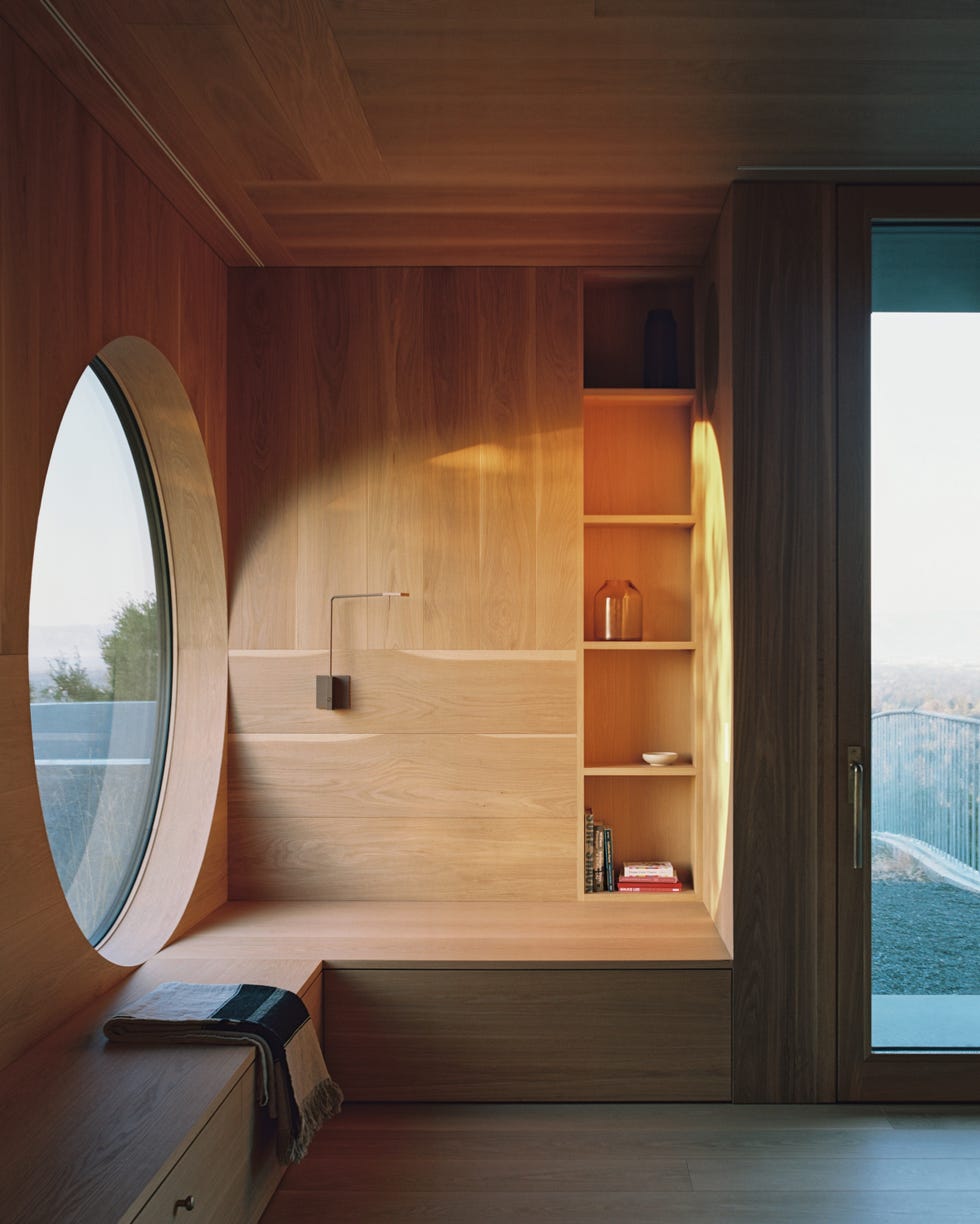 casa estilo espanol ahora planta en superficie, otra inferior enterrada en la montana, bano subterraneo y funciona como un instrumento