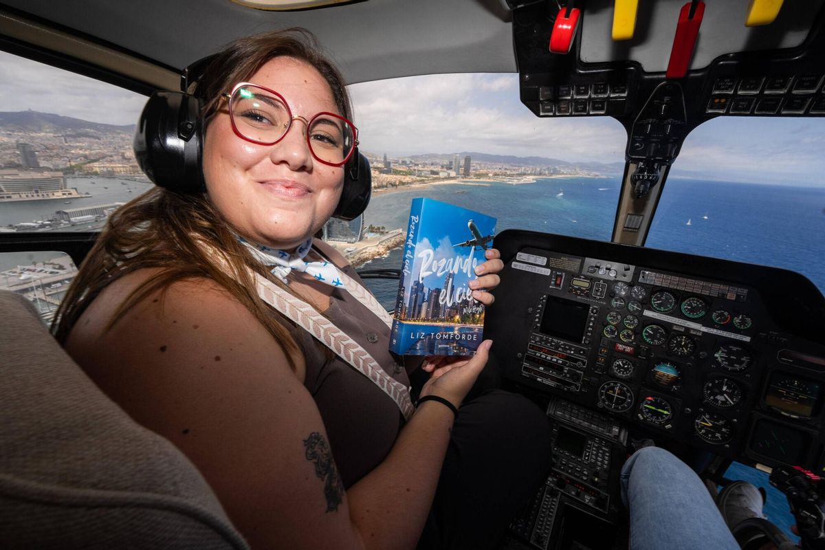 Una lectora ganadora del sorteo, se une al evento para promocionar la novela de Liz Tomforde en un paseo en helicóptero sobre Barcelona