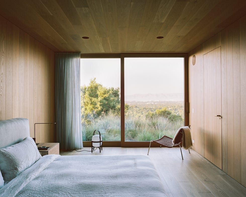 casa estilo espanol ahora planta en superficie, otra inferior enterrada en la montana, bano subterraneo y funciona como un instrumento