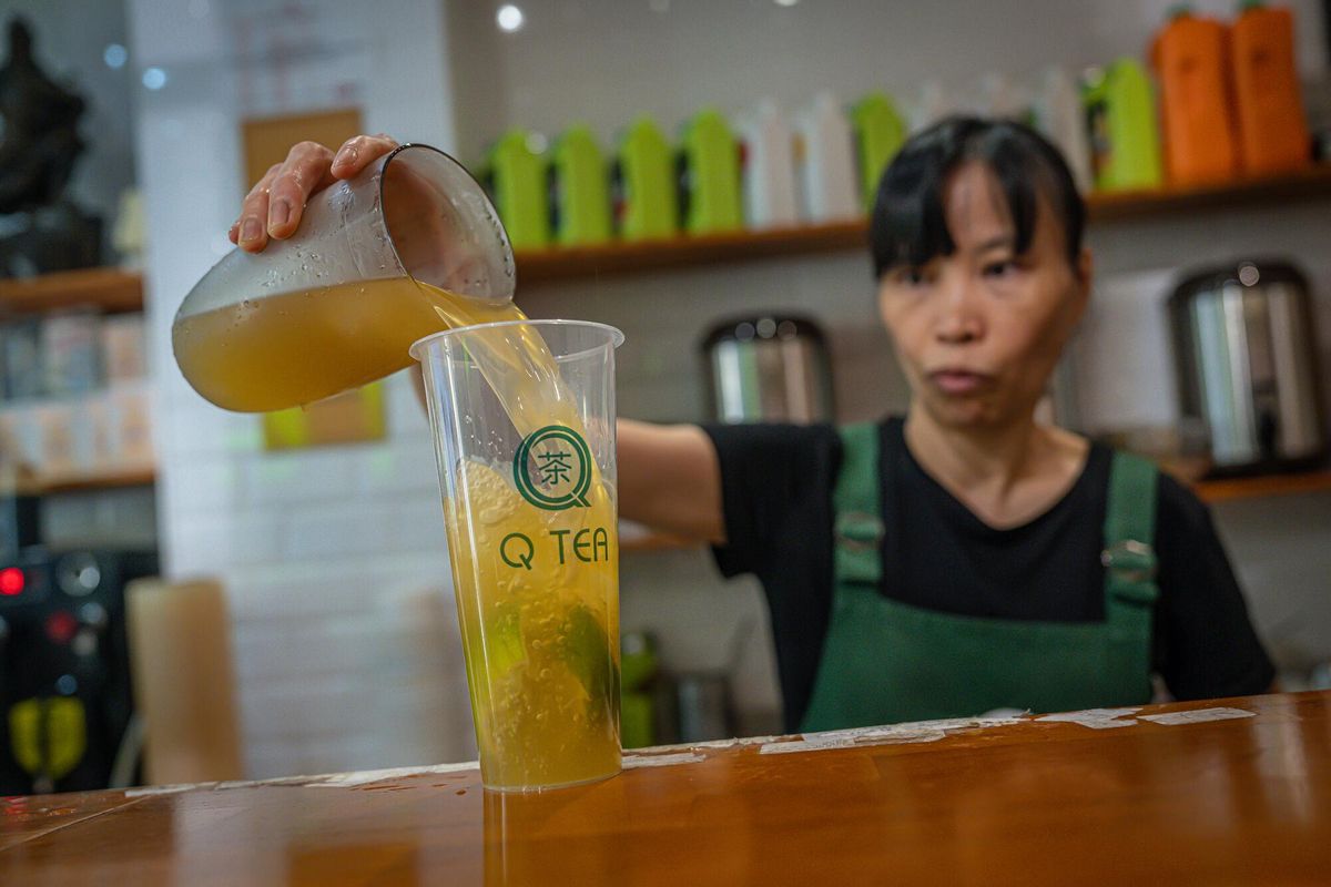 Una trabajadora prepara una bebida en el local QTea