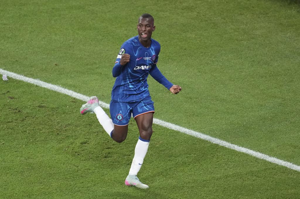 Nicolas Jackson celebrando un gol.