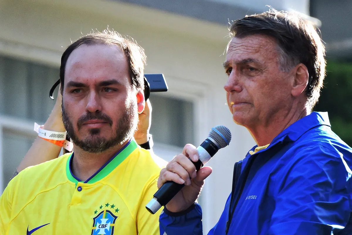 Eduardo, el desconcertante líder en el suicidio político de los Bolsonaro: "Se ha convertido en enemigo de Brasil" - El Mundo