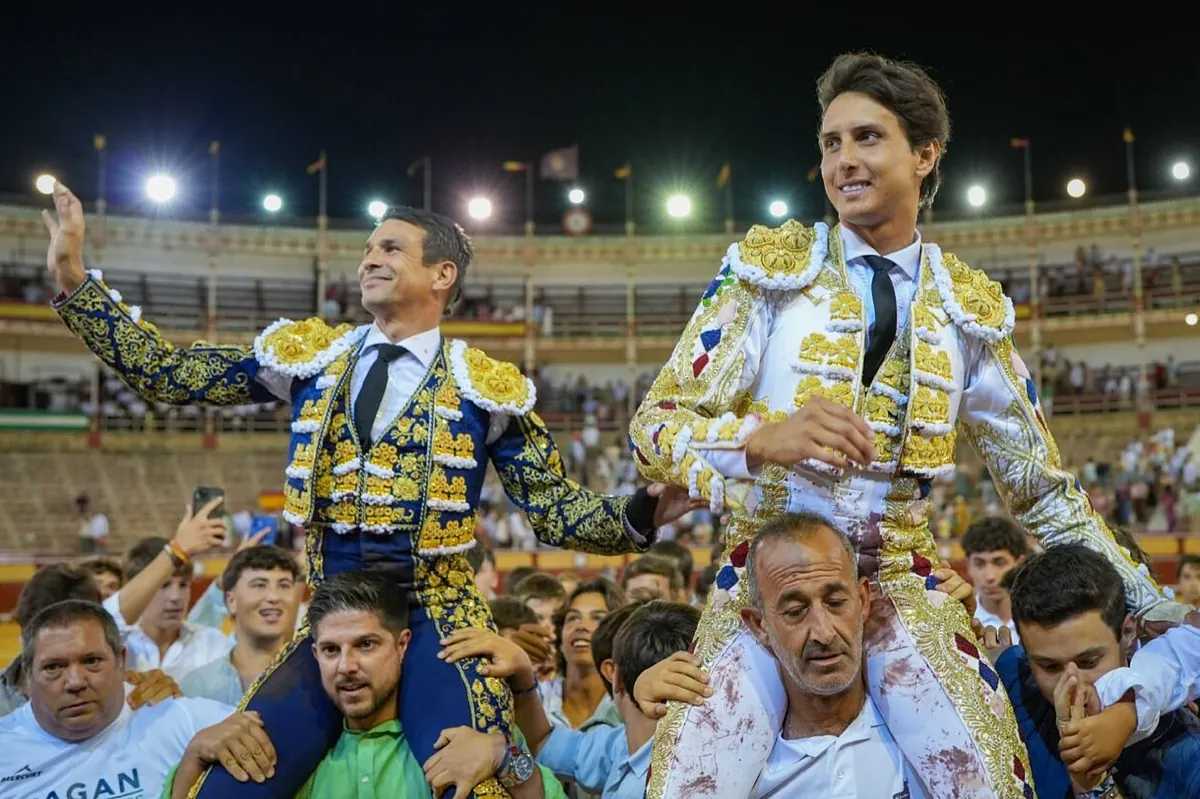 La espada priva al mejor toreo de Pablo Aguado de la puerta grande de Manzanares y Roca Rey en El Puerto - El Mundo