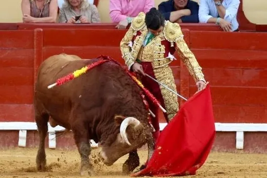 Morante de la Puebla sigue intratable con su antológica temporada: torerísima y rotunda tarde en El Puerto de Santa María - El Mundo
