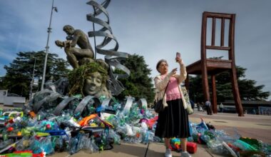 Una escultura de "El pensador" frente a la ONU para denunciar la contaminación por plásticos