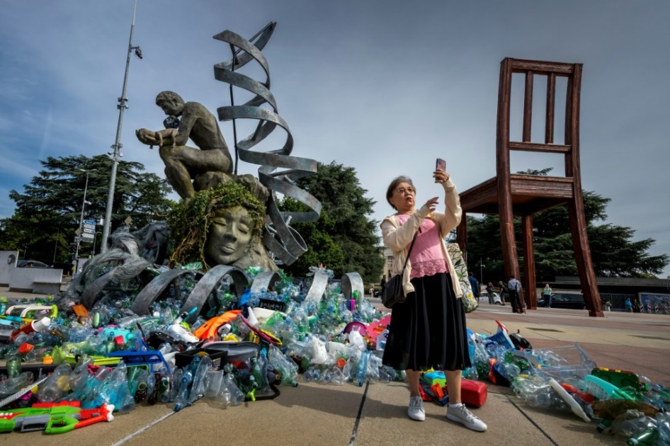 Una escultura de "El pensador" frente a la ONU para denunciar la contaminación por plásticos