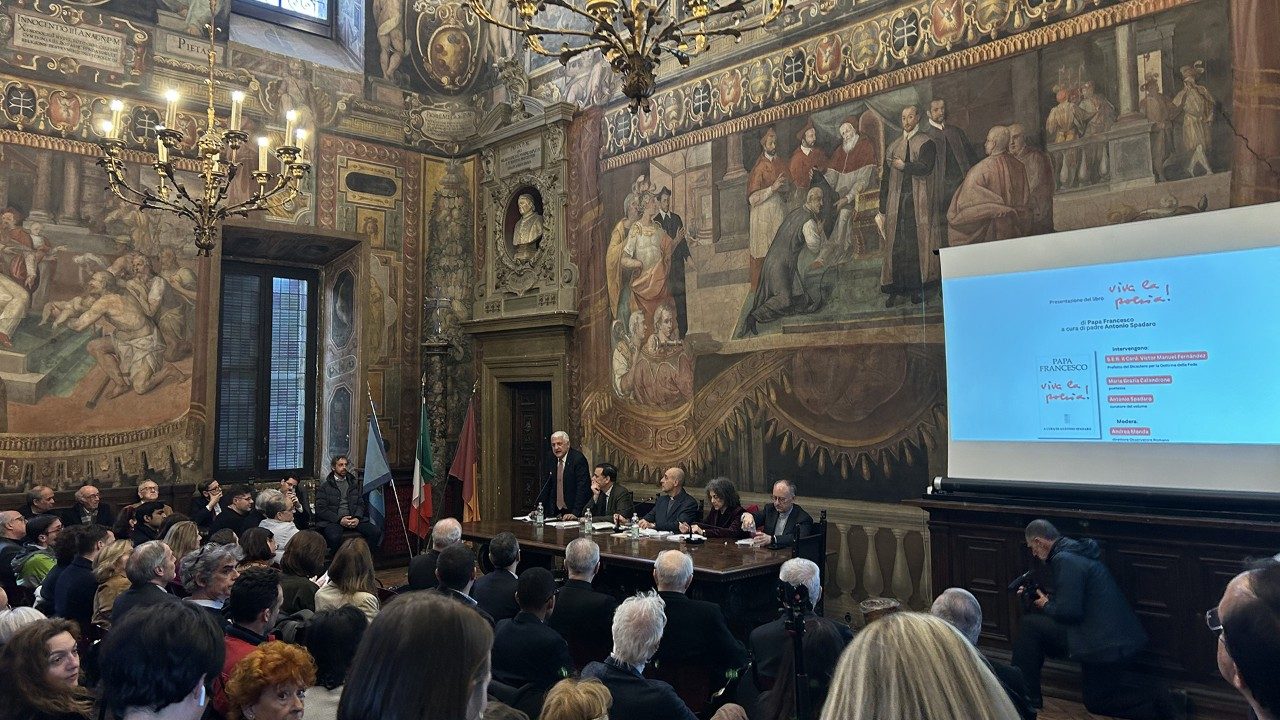 Se ha presentado el libro "¡Viva la poesía!" del Papa Francisco