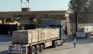 Mueren 20 personas al volcar un camión de ayuda en Gaza, dice Defensa Civil