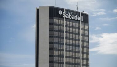 Los accionistas del Banco Sabadell aprueban la venta de su filial británica TSB al Santander