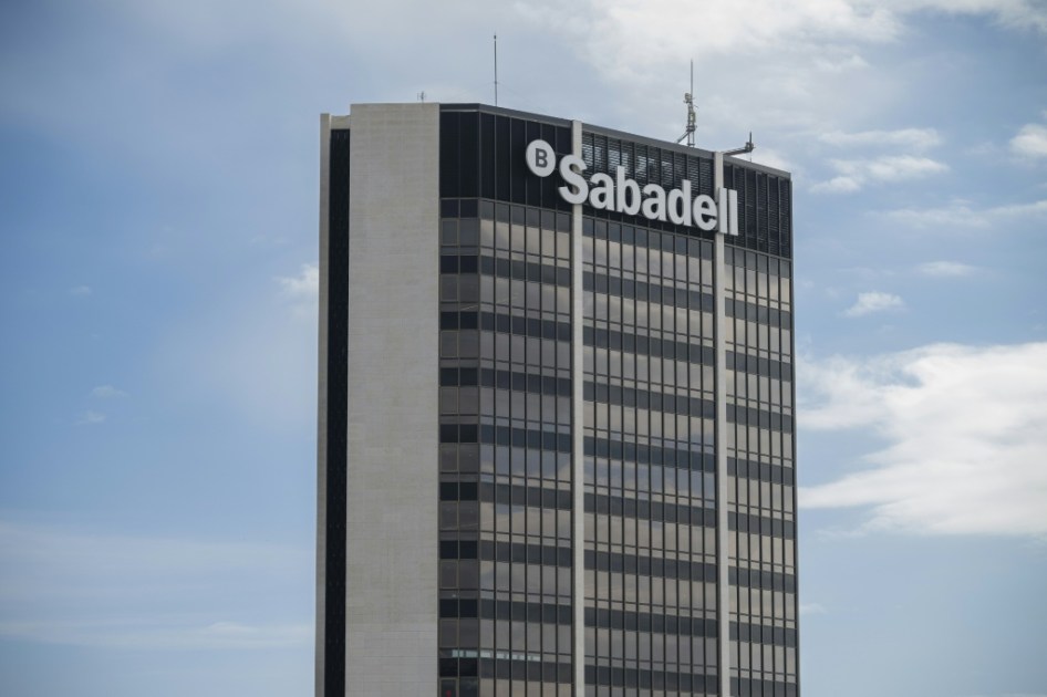 Los accionistas del Banco Sabadell aprueban la venta de su filial británica TSB al Santander