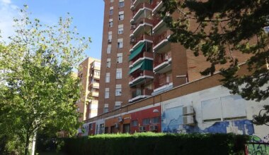 Un hombre de 85 años se precipita desde un noveno piso en San Blas y consigue salvarse al balancearse hasta la terraza inferior - El Mundo