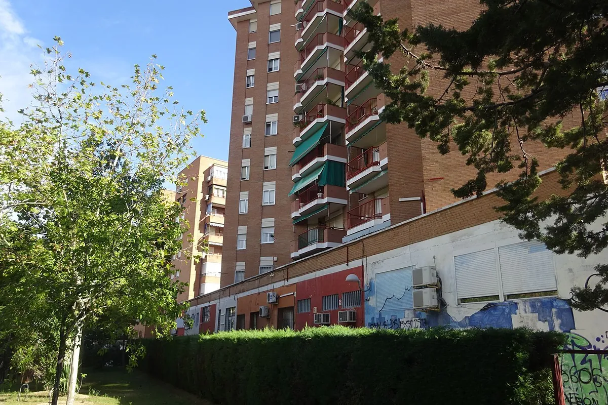 Un hombre de 85 años se precipita desde un noveno piso en San Blas y consigue salvarse al balancearse hasta la terraza inferior - El Mundo