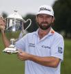 Cameron Young posando con el trofeo tras ganar el torneo de golf Wyndham Championship en Greensboro, Carolina del Norte, el domingo 3 de agosto de 2025.