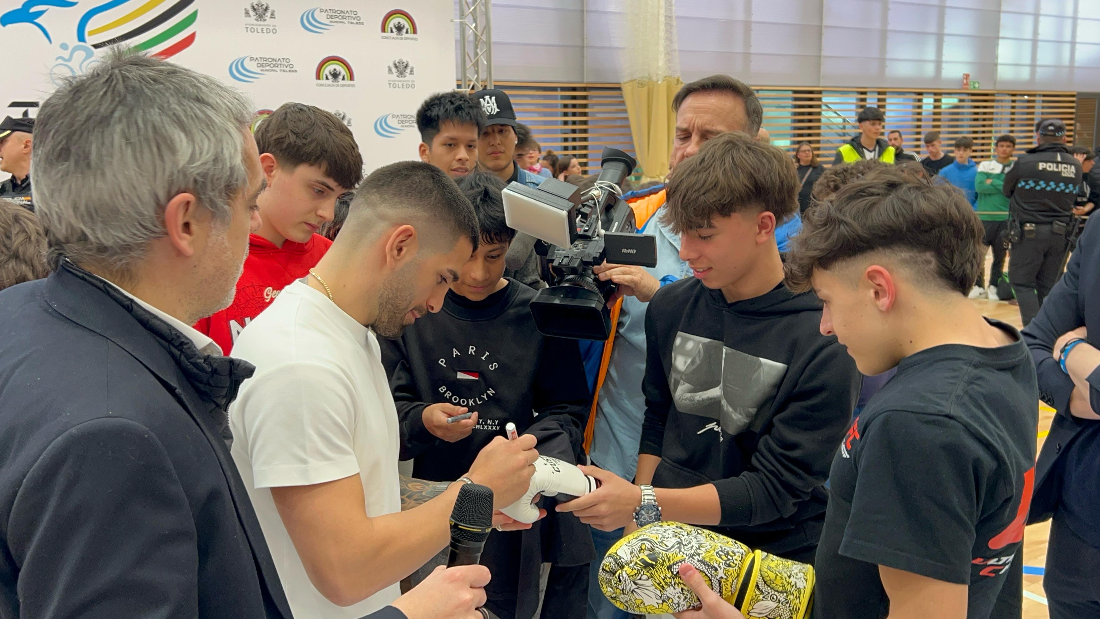 Ilia Topuria en el remodelado pabellón de la Escuela de Gimnasia de Toledo