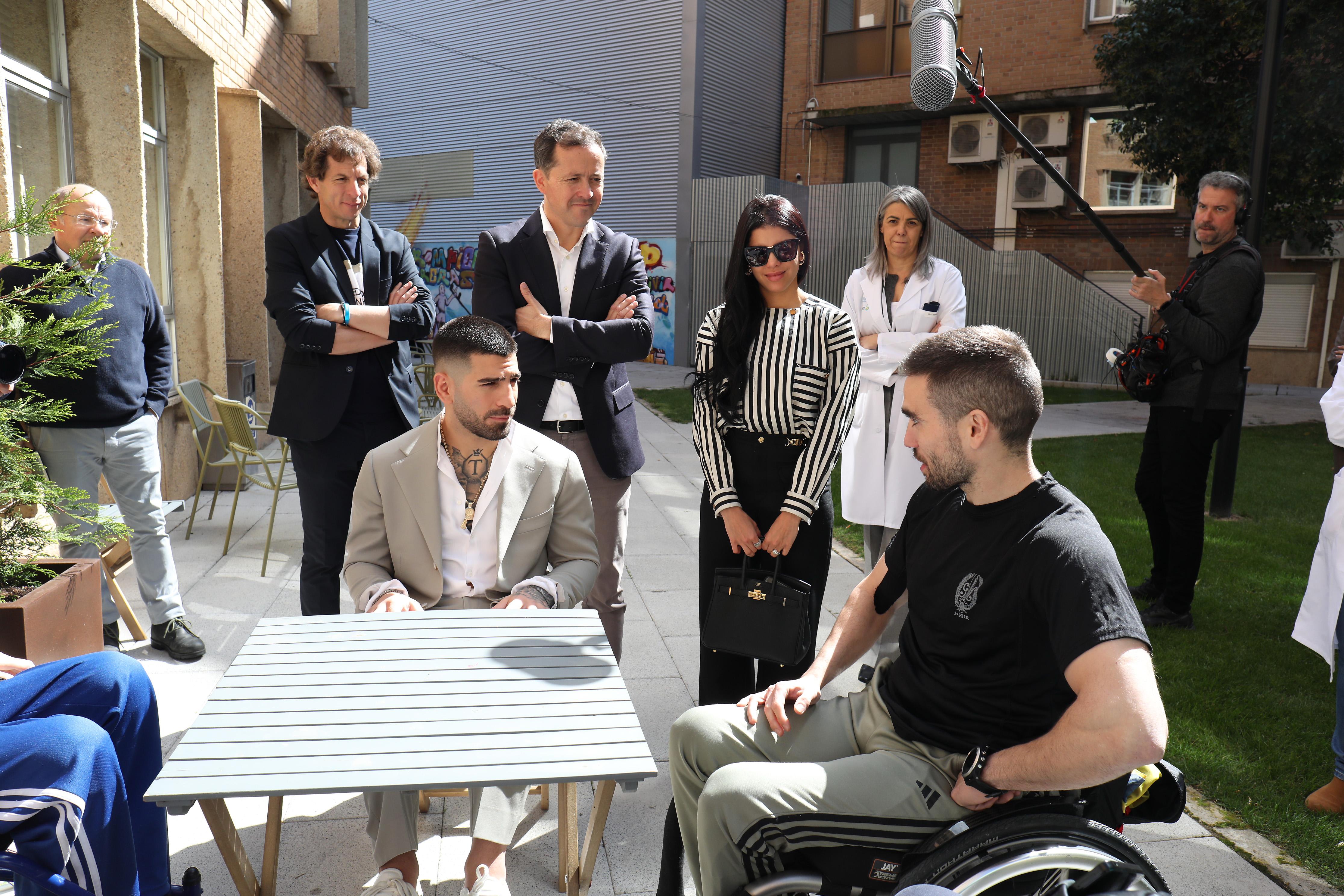 Ilia Topuria visita el Hospital Nacional de Parapléjicos de Toledo