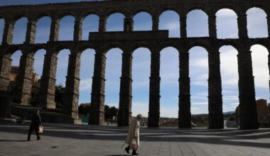 La Guardia Civil recupera la piedra del Acueducto de Segovia que estaba siendo subastada en redes sociales - El Mundo