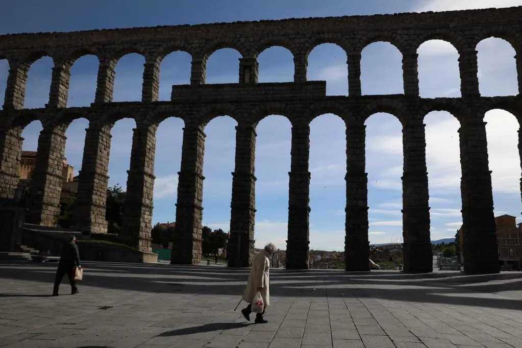 La Guardia Civil recupera la piedra del Acueducto de Segovia que estaba siendo subastada en redes sociales - El Mundo