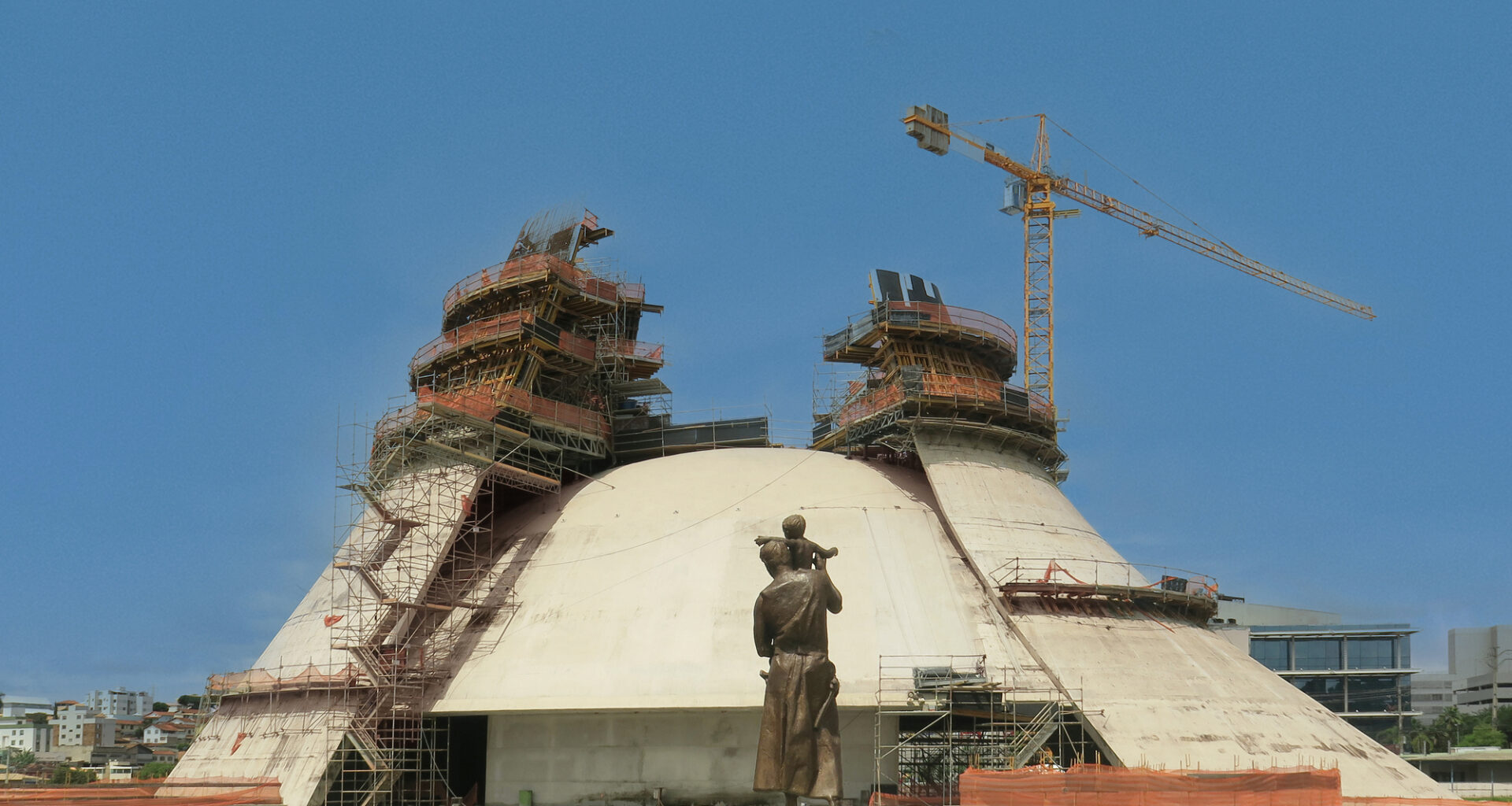 La construcción de la Catedral Cristo Rei de Niemeyer en Belo Horizonte a través del lente de Paul Clemence