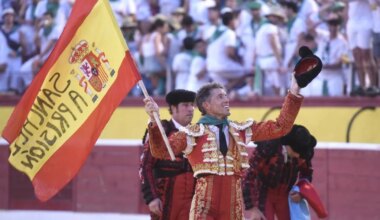 El torero Manuel Escribano ondea una bandera en la plaza de Huesca en la que se lee "Sánchez a prisión" - El Mundo