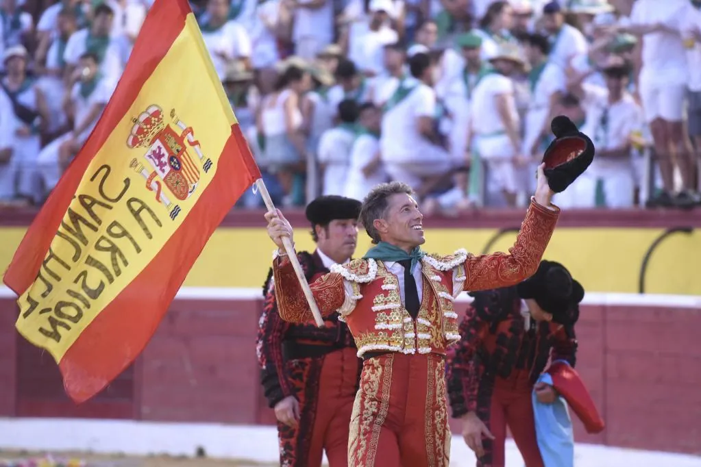 El torero Manuel Escribano ondea una bandera en la plaza de Huesca en la que se lee "Sánchez a prisión" - El Mundo