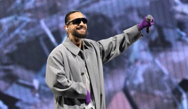 Maluma interrumpe concierto para regañar a madre por llevar bebé