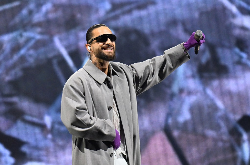 Maluma interrumpe concierto para regañar a madre por llevar bebé