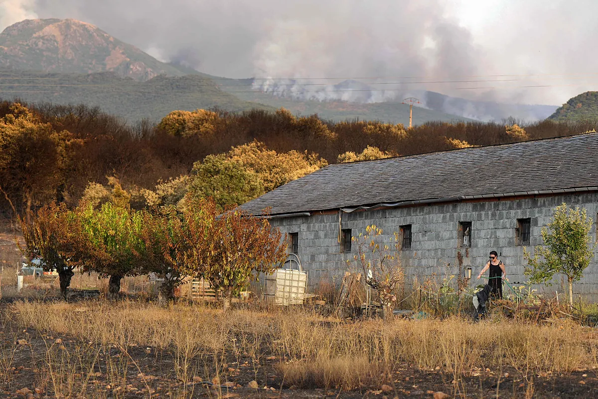 Cruce de acusaciones entre Puente y Feijóo por la gestión del incendio de Las Médulas - El Mundo