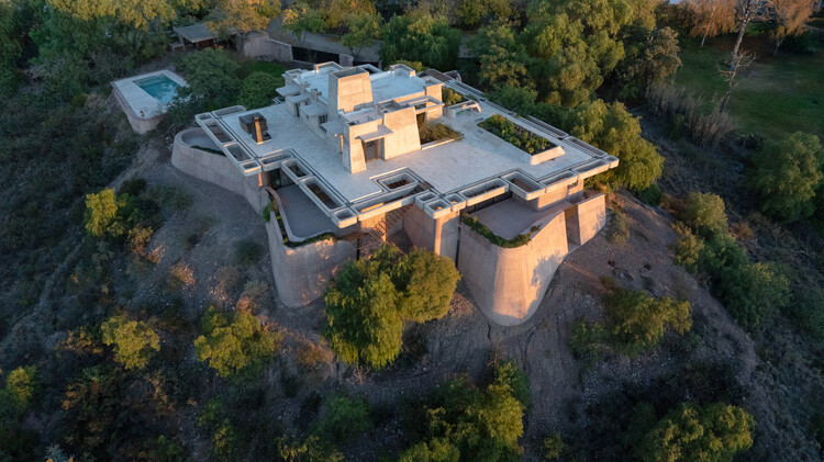 OF. Brutal Honesty Mountain House / OF. Studio - Fotografía exterior