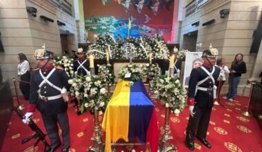 Miles despiden en Colombia al presidenciable asesinado Miguel Uribe