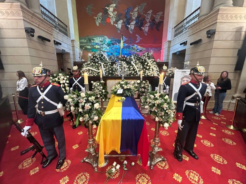 Miles despiden en Colombia al presidenciable asesinado Miguel Uribe