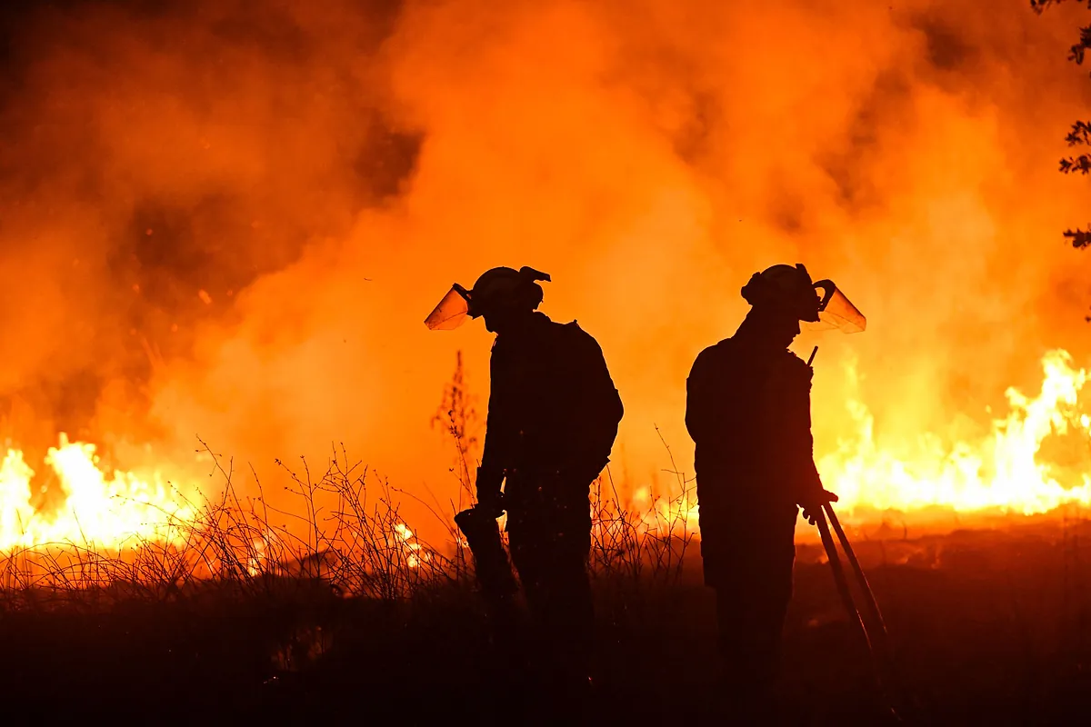Marlaska anuncia ayuda de la UE tras reclamarla Feijóo mientras el fuego se ceba con Orense, Zamora y León - El Mundo