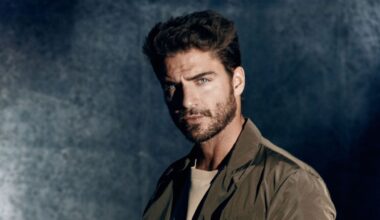 Maxi Iglesias habla con ¡HOLA! de sus dos facetas más sorprendentes, ahora escritor y piloto: "Se me da bien"