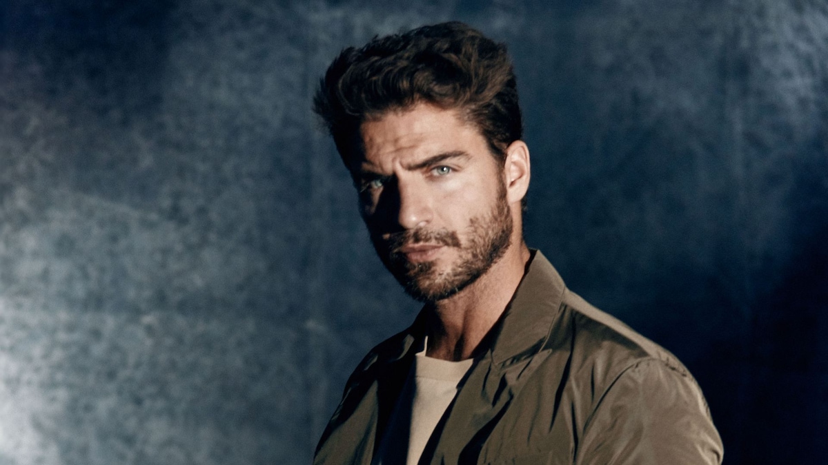 Maxi Iglesias habla con ¡HOLA! de sus dos facetas más sorprendentes, ahora escritor y piloto: "Se me da bien"