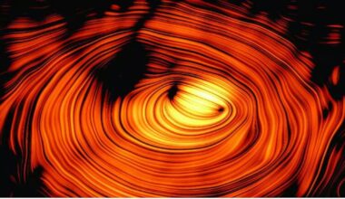 Astrónomos captaron “El ojo de Saurón” cósmico, que dispara partículas atómicas a la Tierra