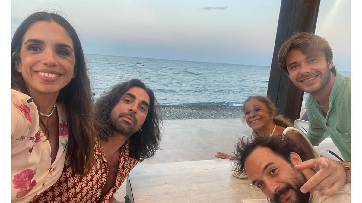 Lolita Flores, entre Cádiz y Almería, disfruta del verano en familia con sus hijos y nietos