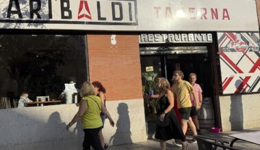 La reapertura de la taberna Garibaldi de Pablo Iglesias: "Hemos abierto a las seis, pero ya desde el mediodía había gente deambulando frente al local" - El Mundo