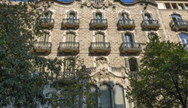 Una impresionante casa modernista de Barcelona inspirada en Gaudí acoge ahora la nueva tienda de una marca de moda y complementos